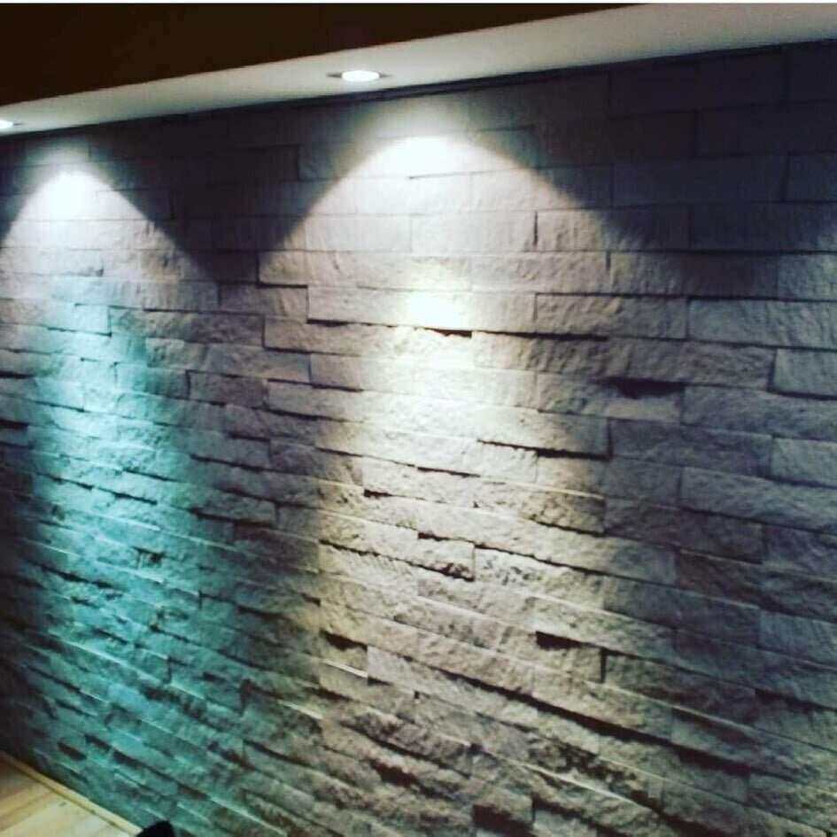 Osvetljene dekorativne tapete na zidu