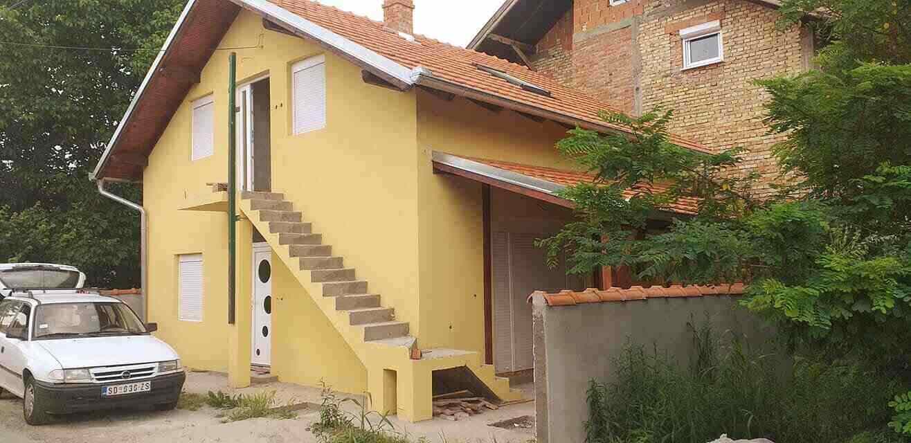 Fasada kuće okrečena u žutu boju