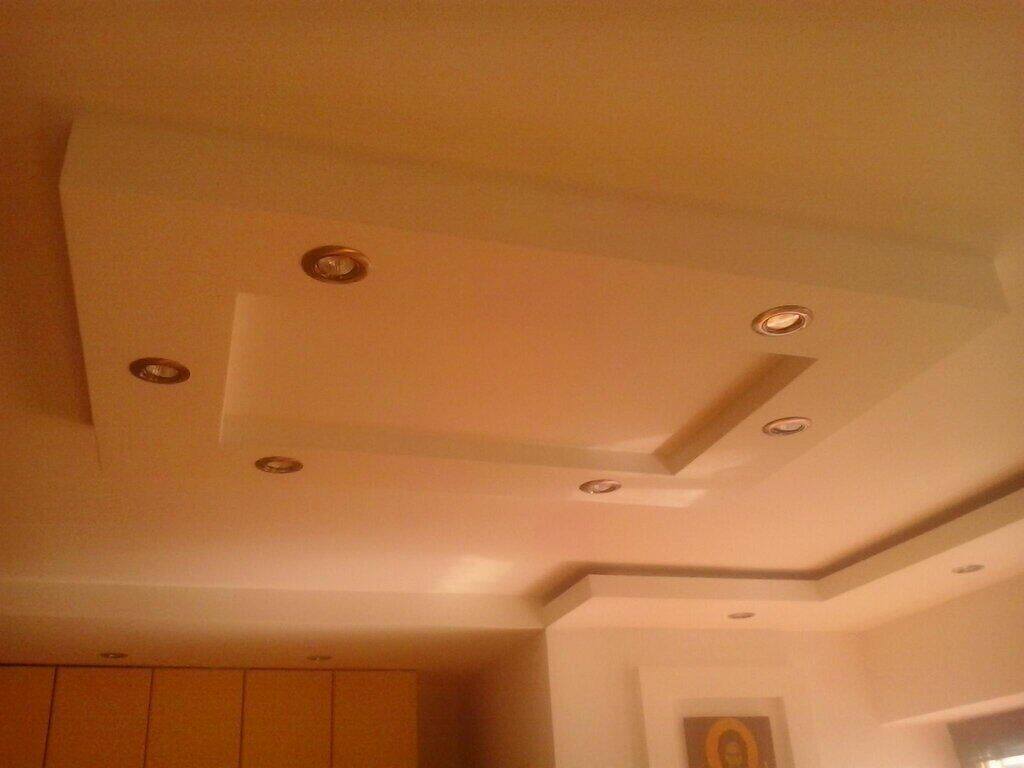 Osvetljenje i gipsane ploče na plafonu